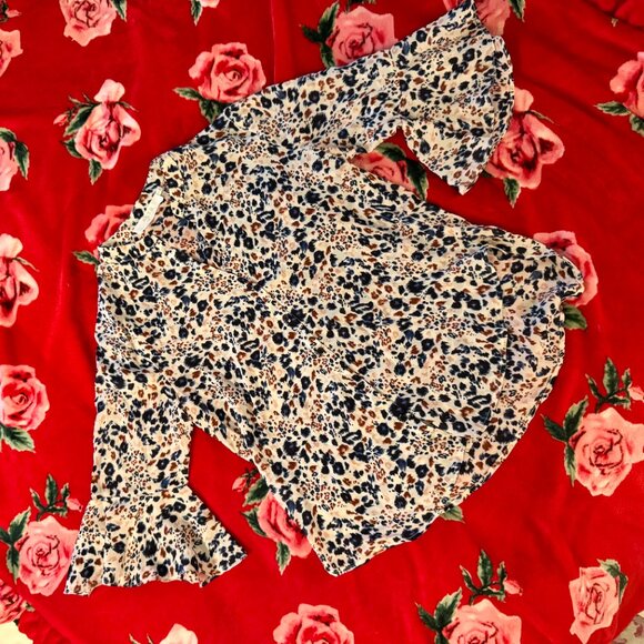 ASTR The Label Blue Multi Leopard Belle Ruffle Sleeve Blouse Women’s Medium - Picture 2 of 15